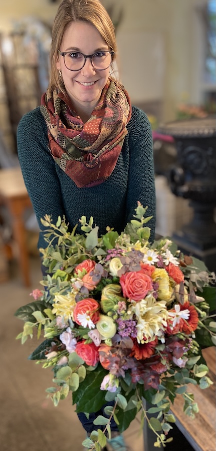 nina-mit-blumenstrauss45-bloomsandbliss