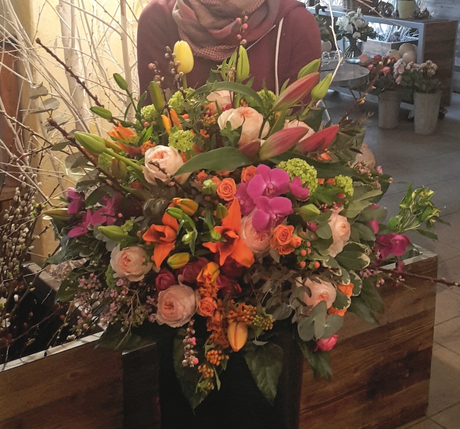 nina-mit-blumenstrauss46-bloomsandbliss