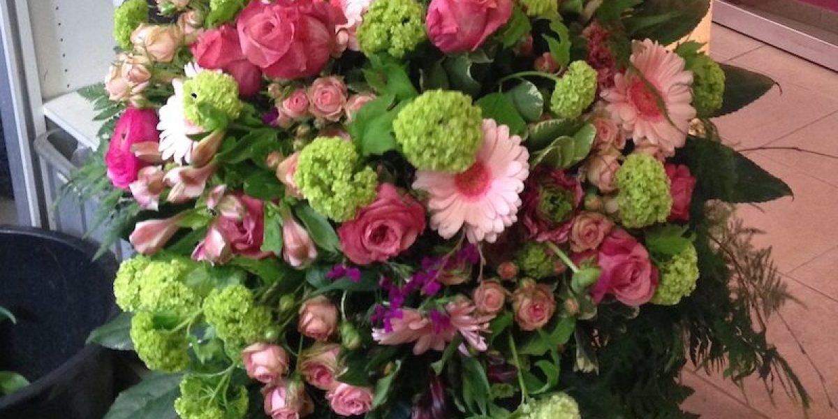 nina-mit-blumenstrauss4554-bloomsandbliss